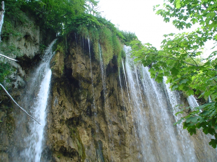 Vízesés zuhog le a mészkőfalról (Plitvice)