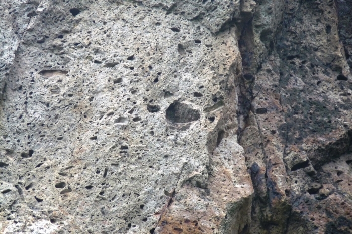 A rilottufa lyukacsos vulkáni kőzet