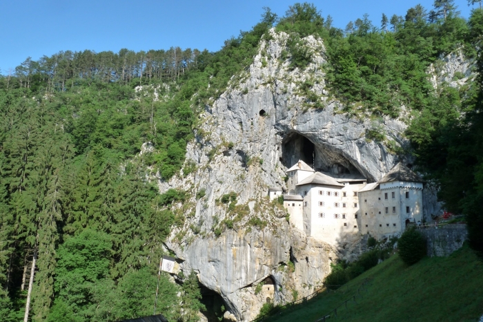 Predjama vára egy barlang bejáratánál épült (Szlovénia)