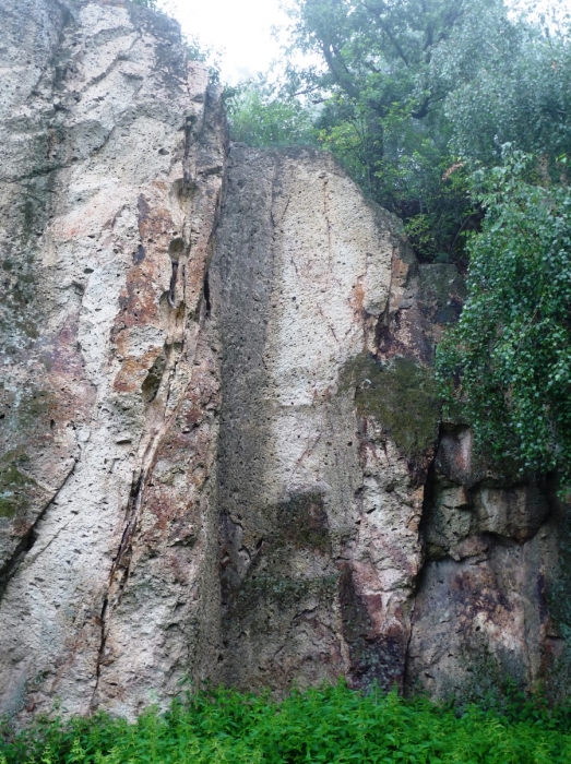 A sziklafalon látszik a kibányászott kövek alakja