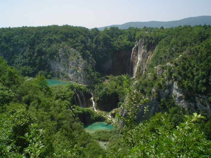 Mésztufalépcsők,tavak és vízesések a Plitvicei-tavaknál (Horvátország)